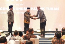 Wakil Presiden Republik Indonesia, Ma’ruf Amin (kiri) menyerahkan trofi penghargaan CSR dan PDB Awards 2024 kategori Gold kepada Direktur Utama PT Solusi Bangun Indonesia Tbk, Lilik Unggul Raharjo (kanan) di The Westin Jakarta, pada Selasa (7/5/2024). 