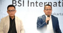 SVP Marketing Communication BSI Kemas Erwan Husainy (kiri) dan SVP Corporate Secretary & Communication BSI Wisnu Sunandar (kanan) saat konferensi pers BSI International Expo 2024 di Kantor Pusat BSI, The Tower Jakarta 