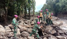 Prajurit Marinir Terus Mencari dan Evakuasi Korban Banjir Bandang Sumatera Barat