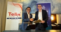 Chief Executive Officer Telin, Budi Satria Dharma Purba (kiri) dan Chief Executive Officer BW Digital, Ludovic Hutier usai penandatanganan nota kesepahaman (MoU) untuk pengembangan dan pembangunan bersama Sistem Komunikasi Kabel Laut (SKKL) Hawaiki Nui 1 di Washington DC