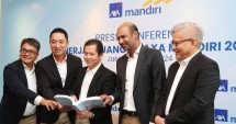 Kiri ke kanan] 1. Direktur AXA Mandiri, Uke Giri Utama; Direktur AXA Mandiri, 2. Rudi Nugraha atau biasa disapa dengan Pak Joshua; 3. Presiden Direktur AXA Mandiri, Handojo G. Kusuma; 4. Direktur AXA Mandiri, Mr. Aayush Poddar; 5. Direktur Kepatuhan AXA Mandiri,Rudy Kamdani