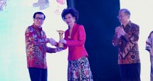 Rina Ciputra saat menerima penghargaan