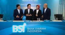 Direktur Utama BSI Hery Gunardi (tengah) didampingi Wakil Direktur Utama BSI Bob Tyasika Ananta (paling kiri), Direktur Compliance & Human Capital BSI Tribuana Tunggadewi (tiga dari kiri) dan Direktur Finance & Strategy BSI Ade Cahyo Nugroho (paling kanan) berbincang saat Press Conference RUPST BSI Tahun Buku 2023. 