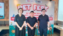 Director of ICE Edwina Tirta (kiri), CMO USS Network Jeffry Jouw (tengah) dan Co-Founder Hyde Park Jimmy Lee (kanan) saat menggelar konferensi pers Pet Fest Indonesia di Hyde Park, Pantai Indah Kapuk (PIK), Jakarta, Jumat (17/5/2024).