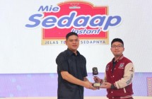 Mie Sedaap raih Youth Choice Award sebagai Mie Instan Pilihan Gen Z di Jakarta Marketing Week 2024.