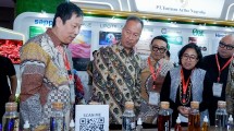 Menperin Agus Gumiwang Kartasasmita saat meninjau salah satu booth di pameran Indonesia Cosmetics Ingredients Expo & Seminar (ICI) 2024