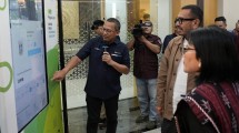 Direktur Utama PT Pegadaian Damar Latri Setiawan resmikan Vending Machine UMKM