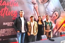 dari kiri: Sunil Soraya, sutradara film Catatan Harian Menantu Sinting bersama para cast seperti Raditya Dika, Ariel Tatum, dan Lina Marpaung.