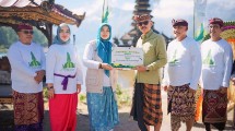 Pegadaian Sebarkan Eco Enzyme di Danau Batur Bali 