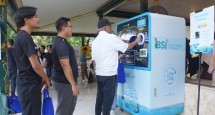 Masyarakat antusias menukarkan botol plastik dengan saldo senilai Rp500/botol ke Reverse Vending Machine (RVM) yang terpasang di Area Mall/Hotel Ambarukmo pada gelaran Mandiri Jogja Marathon