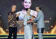 Menperin Agus Gumiwang Kartasasmita saat menemani sang istri, Loemongga Haoemasan menerima penghargaan di ajang Kartini Award 2024