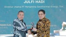 Dirut PGE, Julfi Hadi Raih Penghargaan Social Responsibility Person of the Year di Ajang ISRA 2024 