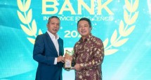 Direktur Teknologi & Operasional merangkap Pelaksana Tugas (Plt.) Direktur Utama Bank DKI, Amirul Wicaksono pada saat menerima penghargaan