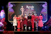 Para pemenang Royale Inspiring Woman Awards bersama Velove dan Brand Representative Royale by SoKlin.