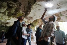 Tim dari Badan Pelestarian Kebudayaan Wilayah XIX melakukan kajian pada lukisan dinding gua prasejarah di Bulu Sipong, Pangkep, Sulawesi Selatan. 