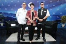 Deputi Bidang Peningkatan Prestasi Olahraga Kemenpora, Surono (kanan) - Sekretaris Jenderal Komite Olimpiade Indonesia (NOC Indonesia), Wijaya Noeradi (kiri)