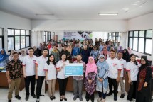 Yayasan WINGS Peduli berkolaborasi dengan SMKN 8 Bandung melalui donasi mesin bubut dan milling serta pelatihan public speaking untuk para guru.