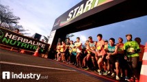 Senior Director & Country General Manager Herbalife Indonesia Andam Dewi bersiap mengangkat bendera start melepas peserta lari Herbalife Run 2017 di Serpong, Tangerang Selatan, Banten, Minggu