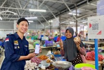Pembayaran belanja di pasar sayur mayur menggunakan Livin by Bank Mandiri