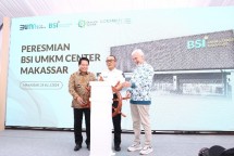 Peresmian UMKM Center di Makassar dilakukan oleh Direktur Utama PT Bank Syariah Indonesia Tbk (BSI) Hery Gunardi (kiri), PJ Gubernur Sulawesi Selatan Zudan Arif Fakrulloh (tengah) dan Wakil Komisaris Utama BSI Adiwarman Karim (kanan).