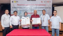 Direktur Ritel & Syariah Bank DKI, Henky Oktavianus (Tiga dari kanan) menandatangani Nota Kesepahaman bersama jajaran Manajemen Perumda Pasar Niaga Kerta Raharja dalam upaya memperluas digitalisasi pasar di wilayah Tangerang (24/07)