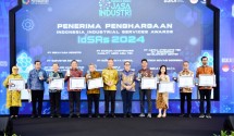 Menperin Agus Beri Penghargaan IdSAs 2024 ke Pelaku Industri Jasa