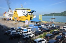 Suasana keberangkatan Kapal Ferry di sebuah Pelabuhan