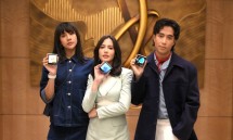 Anya Geraldine (kiri), Pevita Pearce (tengah), dan Vidi Aldiano (kanan) menggunakan Galaxy Z Flip6 terbaru mereka masing-masing.