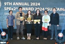 SVP Sustainability Office SIG, Johanna Daunan (kedua kanan) bersama penerima penghargaan pada ajang The 9th Annual SPEx2 Award 2024 di Four Seasons Hotel, Jakarta, pada Rabu (31/7/2024).