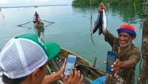 Nelayan melakukan penjualan dengan metode pembayaran QRIS