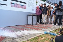 Simulasi penggelontoran air pada solusi beton paving block berpori di area hunian tapak ramah lingkungan SIG di IKN, untuk melihat performa serapan air yang mampu mengurangi limpasan permukaan (surface run-off). 