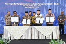 (Barisan Depan dari kiri ke kanan) Direktur Utama SIG, Donny Arsal; Bupati Malang, Sanusi; Plt. Bupati Sidoarjo, Subandi; dan Pj. Bupati Bangkalan, Arief M. Edie usai menandatangani Kesepakatan Bersama tentang Pengelolaan Sampah pada agenda Penandatanganan Kerja Sama BUMN dan BUMD pada Sektor Pertambangan dan Pengelolaan Sampah di Gedung Juang KPK, Jakarta, pada Kamis (22/8/2024).