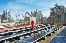 Fasilitas solar panel di SIG Pabrik Tuban, Jawa Timur, sebagai upaya peningkatan operational excellence dengan menerapkan prinsip pembangunan berkelanjutan untuk mencapai target dekarbonisasi.