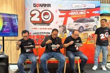 (kiri ke kanan) Business Unit Head Gokana Heri Zazuri, COO PT Champ Resto Indonesia Tbk Hade Mboi, CFO PT Champ Resto Indonesia Tbk Christopher Supit dalam konferensi pers program “Promo Ulang Tahun Gokana ke-20” di Jakarta