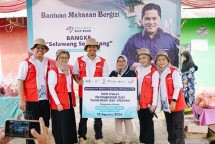 Relawan Bakti BUMN Batch VI menyerahkan 500 paket bantuan peningkatan gizi tambahan dan vitamin pada perwakilan Posyandu Mawar di Desa Namang, Bangka Tengah 