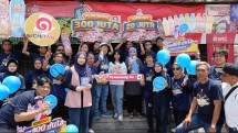 Ichitan kembali temukan pemenang program Mendadak Jutawan 3 yang berhak mendapatkan hadiah uang tunai Rp300 juta, d Kiaracondong, Kota Bandung/ 