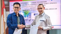 Direktur Utama PT Reethau Dharma Andalan Arry Pasya bersama President Director PT Pertagas Niaga Aminuddin seusai penandatanganan kontrak kerja sama