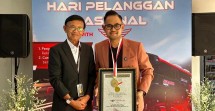 Gilang Widya memperingati hari pelanggan nasional dengan memberi kejutan kepada penumpang Bus AKAP Juragan 99 Trans.