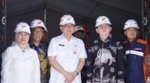 Irjen Kemenperin, M. Rum bersama Dirjen IKMA Kemenperin, Reni Yanita saat ground breaking gedung perkantoran BPIPI di Sidoarjo