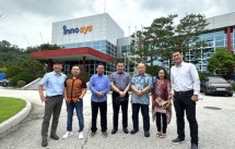 Staf medis dari ortopedi Indonesia dan perwakilan Innosys berfoto bersama di depan gedung Innosys. 