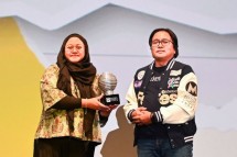  GM of Brand Management SIG, Sasha Media (kiri) menerima trofi penghargaan Customer Engagement Program Of The Year yang diserahkan oleh Editor in Chief Marketeers, Sigit Kurniawan (kanan) di The Ballroom at Djakarta Theater, Kamis (12/9/2024). 