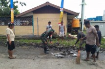 Kegiatan Kerja Bakti Koramil 07/Mapurujaya bersama warga kampung membersihkan jalan dan drainase sekaligus memperkuat kemanunggalan TNI dan rakyat.