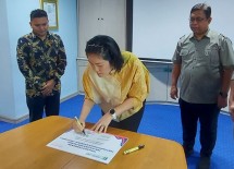 Direktur Operasional Asuransi JAGADIRI, Priska Sari Kurniawan, saat menandatangani Kerja Sama Strategis untuk Penyelenggaraan Asuransi Jiwa Kredit (AJK) didampingi oleh Direktur Keuangan Jamkrida Jabar, Agus Subrata (kanan). Penandatanganan kerja sama tersebut dilaksanakan belum lama ini di Jakarta.