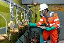 Karyawan SIG melakukan pengecekan flow meter sebelum dilakukan pemusnahan Bahan Perusak Ozon (BPO) di Pabrik Narogong, Jawa Barat. 