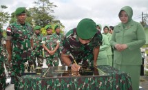 Dandim 1710/Mimika Letkol Inf Dedy Dwi Cahyadi didampingi Ibu Ketua Persit KCK Cabang XXXV Ny. Rindang DDC meresmikan Gedung Rekreasi Kodim 1710/Mimika.