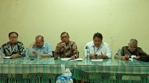 Kiri ke kanan: Dr. Subekti (Direktur Eksekutif PERPAMSIl), Andi Wijaya Adani (Wakabid Standarisasi dan Settifikasi Produk SPAM PERPAMSI), Arief Wisnu Cahyono (Wakil Ketiua Umum PERPAMSI), Rino Indira Agustiawan (Sekretaris Umum PERPAMSI), Agus Subali (Bendahara PERPAMSI)