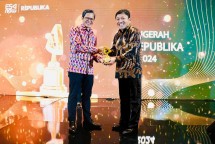 Wakil Direktur Utama BSI Bob Tyasika Ananta (kanan) menerima penghargaan Best Practices in Regulation Compliance dalam ajang Anugerah ESG Republika Award 2024 di Hotel Westin Jakarta. 