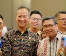 Menteri Perindustrian Agus Gumiwang Kartasasmita dan Ketua Umum HKI Sanny Iskandar