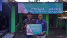 Peresmian Program CSR “MUF Soul Warteg Binaan”. Kiri ke kanan: Pemilik Warteg Dodi Aris Saputra dan Kepala Wilayah Mandiri Utama Finance Jabodetabek I Affan Barieda