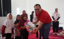 Dompet Dhuafa bersama Matahari Department Store menyalurkan bantuan 100 paket school kit dan hygiene kit untuk siswa-siswi sekolah dasar di Lubuk Linggau, Sumatra Selatan